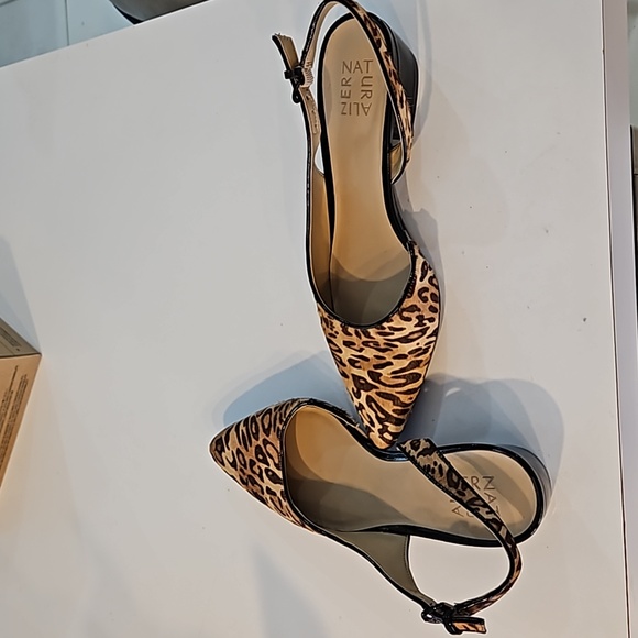 Naturalizer size 8.5M animal print, pointed-toe sandals. - Picture 2 of 8